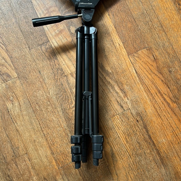 Complete ring light kit with phone mount, tripod, adjustable light levels. - Picture 4 of 6